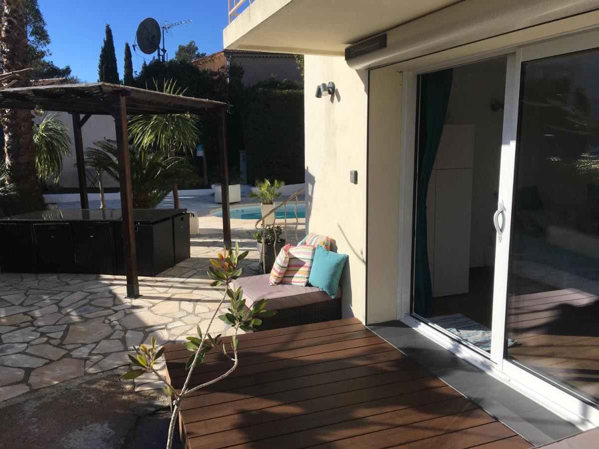 Bed,Kitchen And Swimming Pool Villa Esterel Saint-Raphaël Exteriör bild